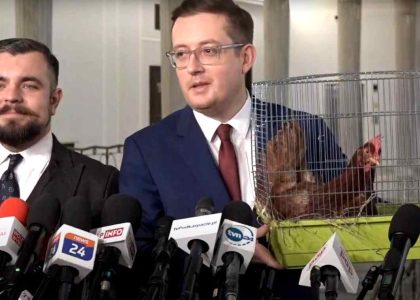 polskaracja.pl: Posłowie Konfederacji przynieśli do Sejmu kurę