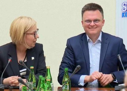 polskaracja.pl: Hołownia walczył z butelką wody