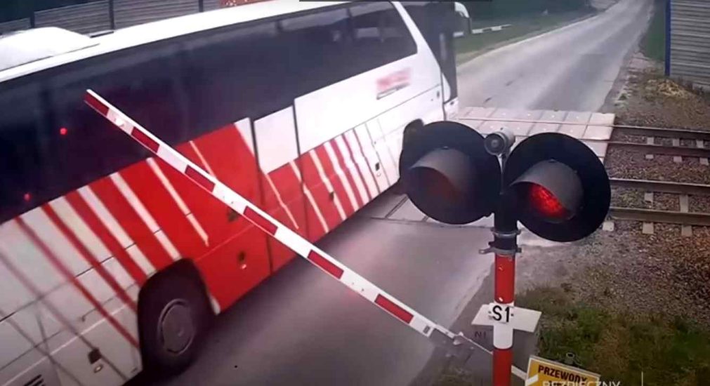 polskaracja.pl: autobus wjechał na tory