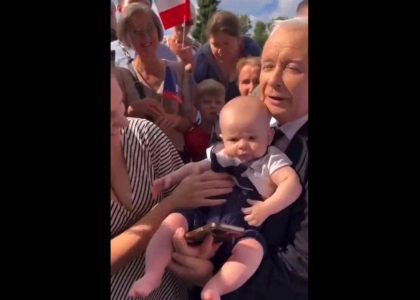 polskaracja.pl: Kaczyński wziął na ręce niemowlę