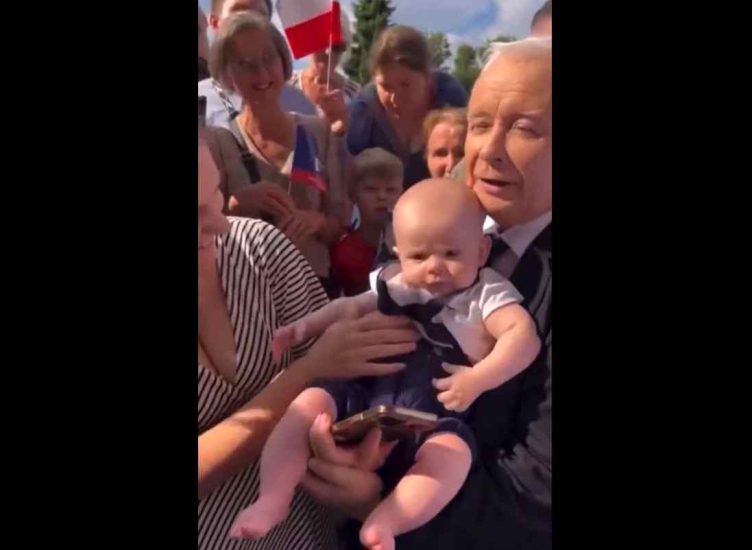 polskaracja.pl: Kaczyński wziął na ręce niemowlę